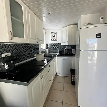 La Discrete Toute Equipee Avec Piscine Apartament Gruissan