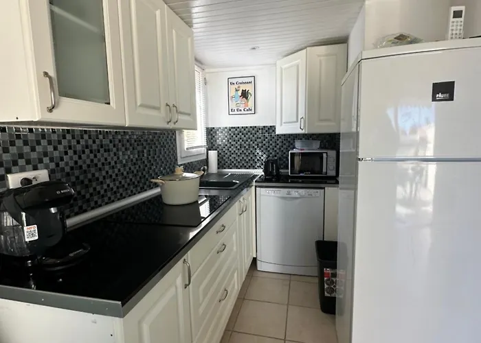 La Discrete Toute Equipee Avec Piscine Apartment Gruissan